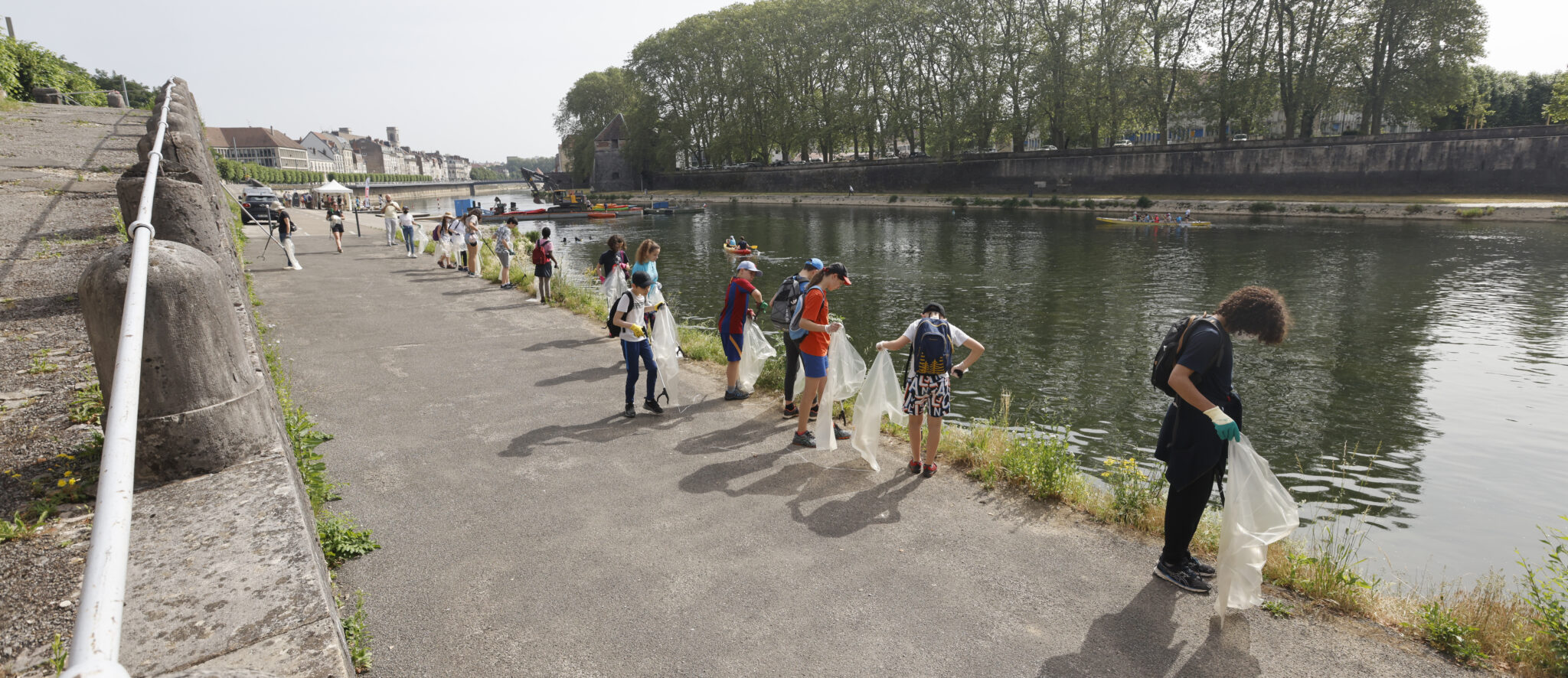 ©Jean-Charles Sexe - Opération de ramassage des déchets sur les rives du Doubs, au centre de Besançon, en juin 2021